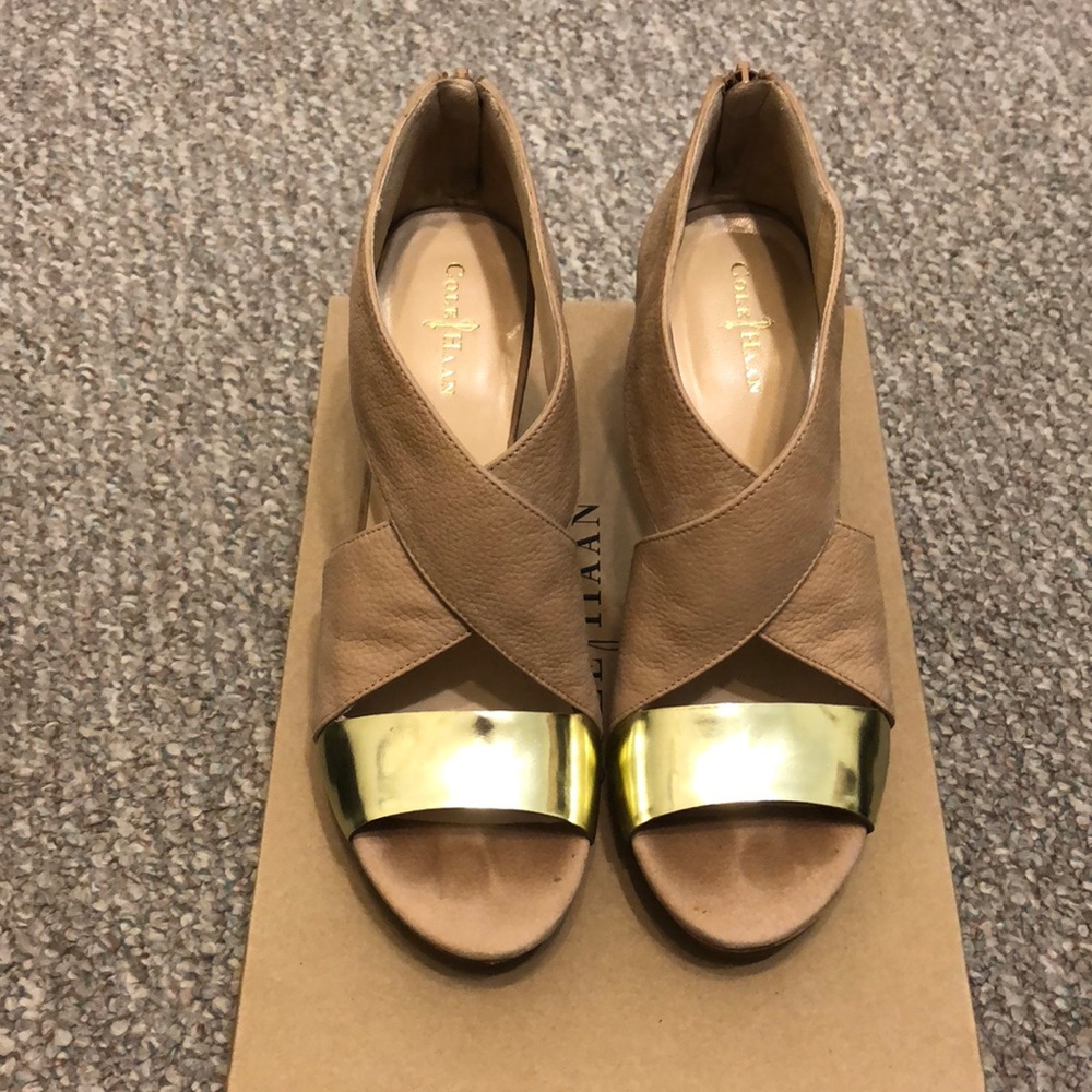 Cole Haan Irving Wedge in Nude/Gold Size 8